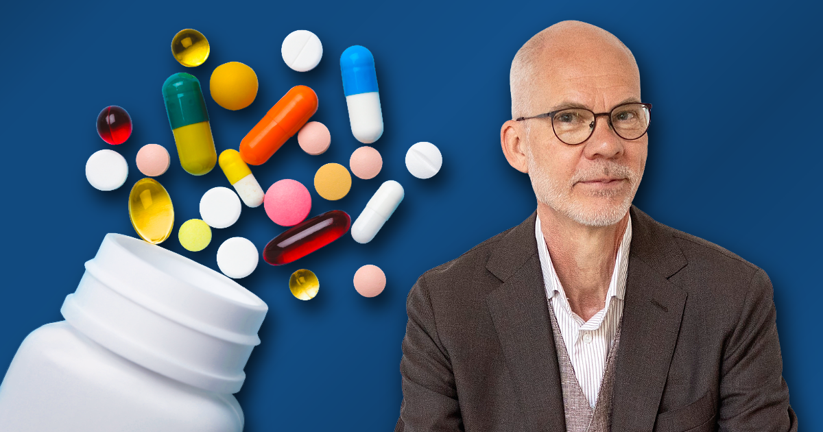 Göran Alderborn på en blå bakgrund bredvid en burk med piller och tabletter.