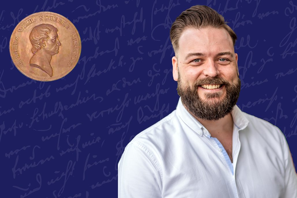 The speaker Roy van der Meel on a blue background together with the Scheele award medal.