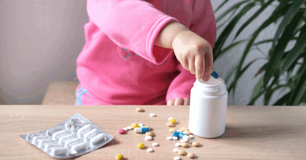Barn som tar piller från en burk